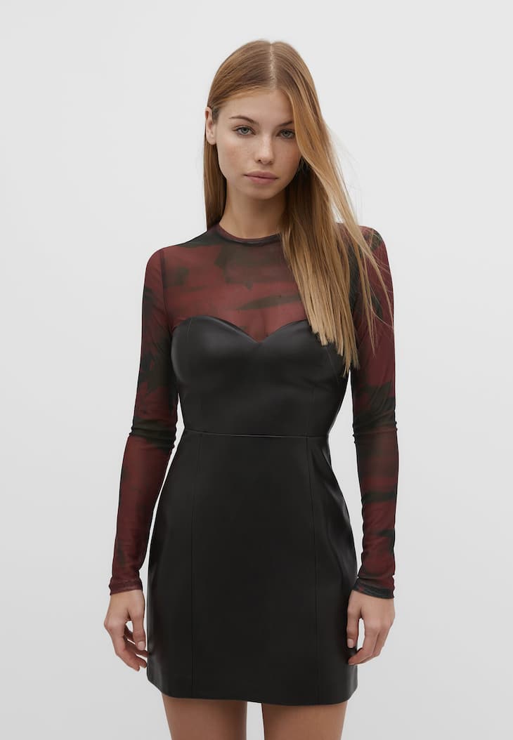 Vestido curto de couro sintético