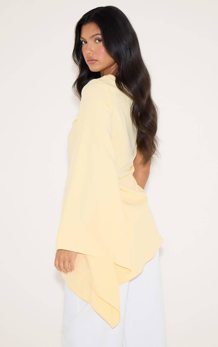 Butter Yellow Haut Long Tissé Asymétrique À Manche Évasée