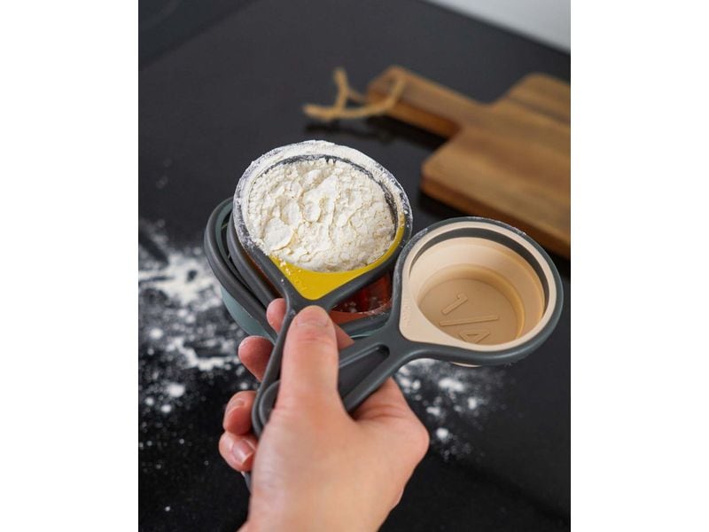 Esmée Messbecher 4er Set 1/4 dl bis 1 dl, Mehrfarbig 4 in 1 Cup Messbecher Set aus grauem Silikon mit farbiger Innenseite