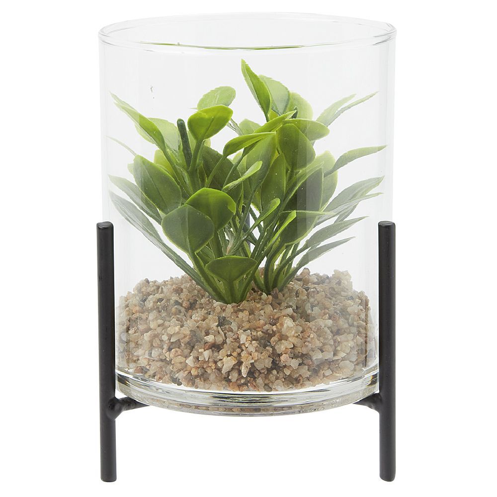 Terrarium plante verte artificielle et cailloux dans pot sur pieds