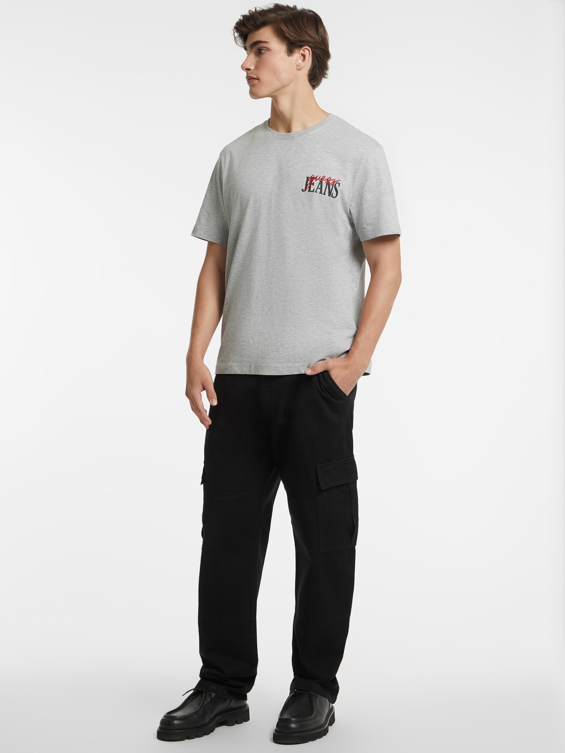 Camiseta com logo misto no peito
