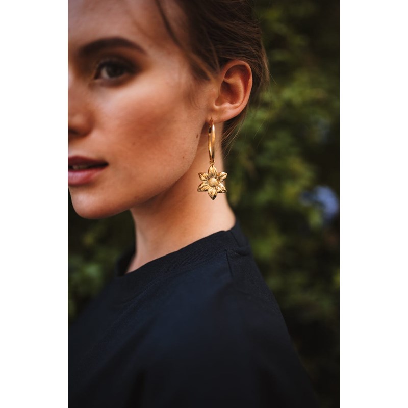 petites boucles d'oreilles créoles fleurs doré à l'or fin - HESPÉRIS