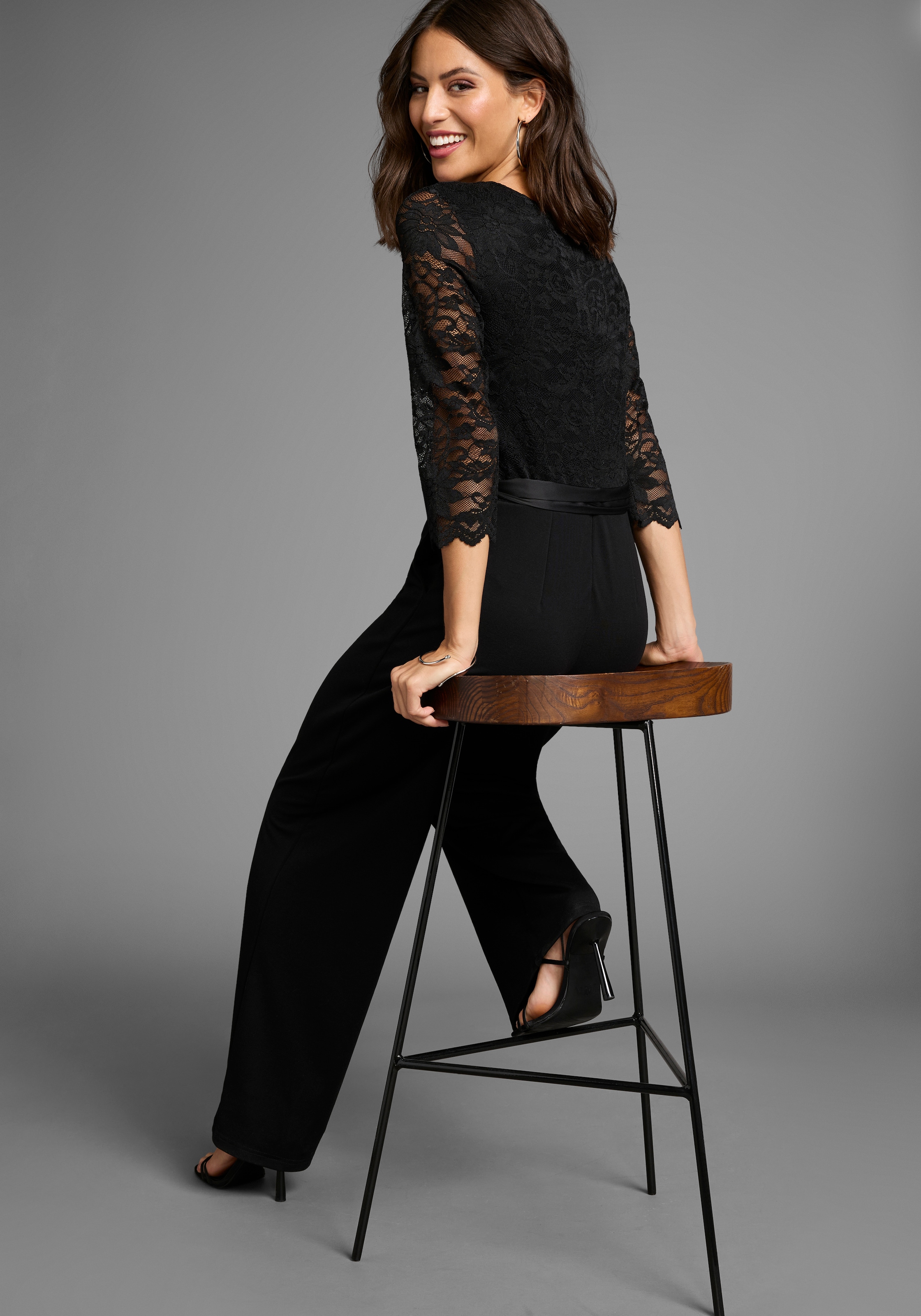 Laura Scott Jumpsuit mit Spitzenoberteil und Satin-Bindegürtel