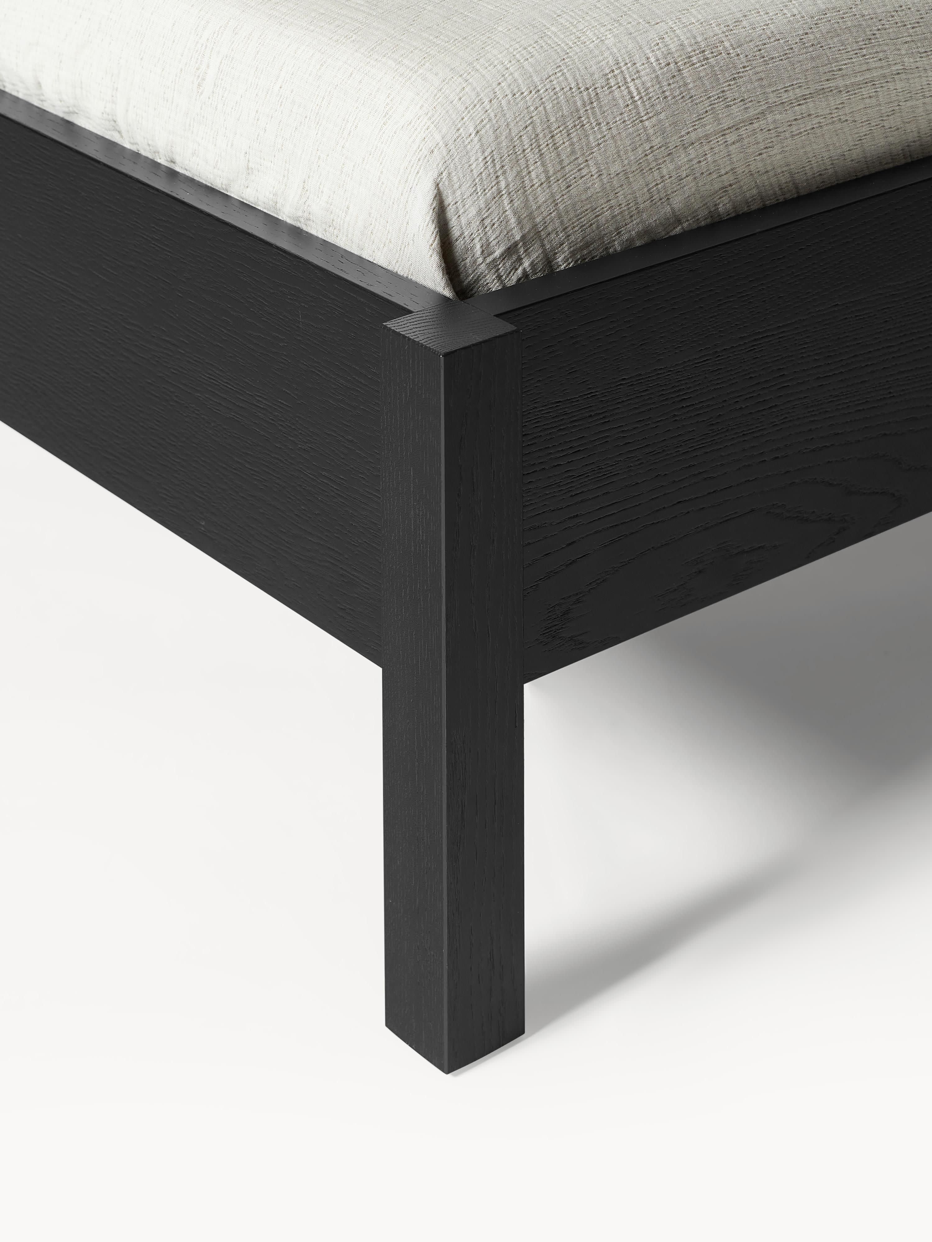 Houten bed Jones met hoofdeinde van Weens vlechtwerk