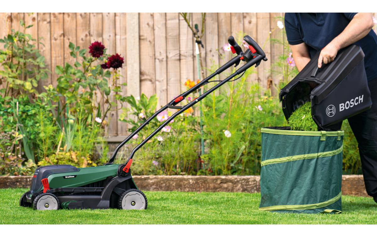 Akku-Rasenmäher UniversalRotak 2x18V-37-550 Kit (2 x 4.0Ah)<br>Kraftvolles Mähen und bequeme Grasschnittsammlung für mittelgrosse bis grössere Rasenflächen