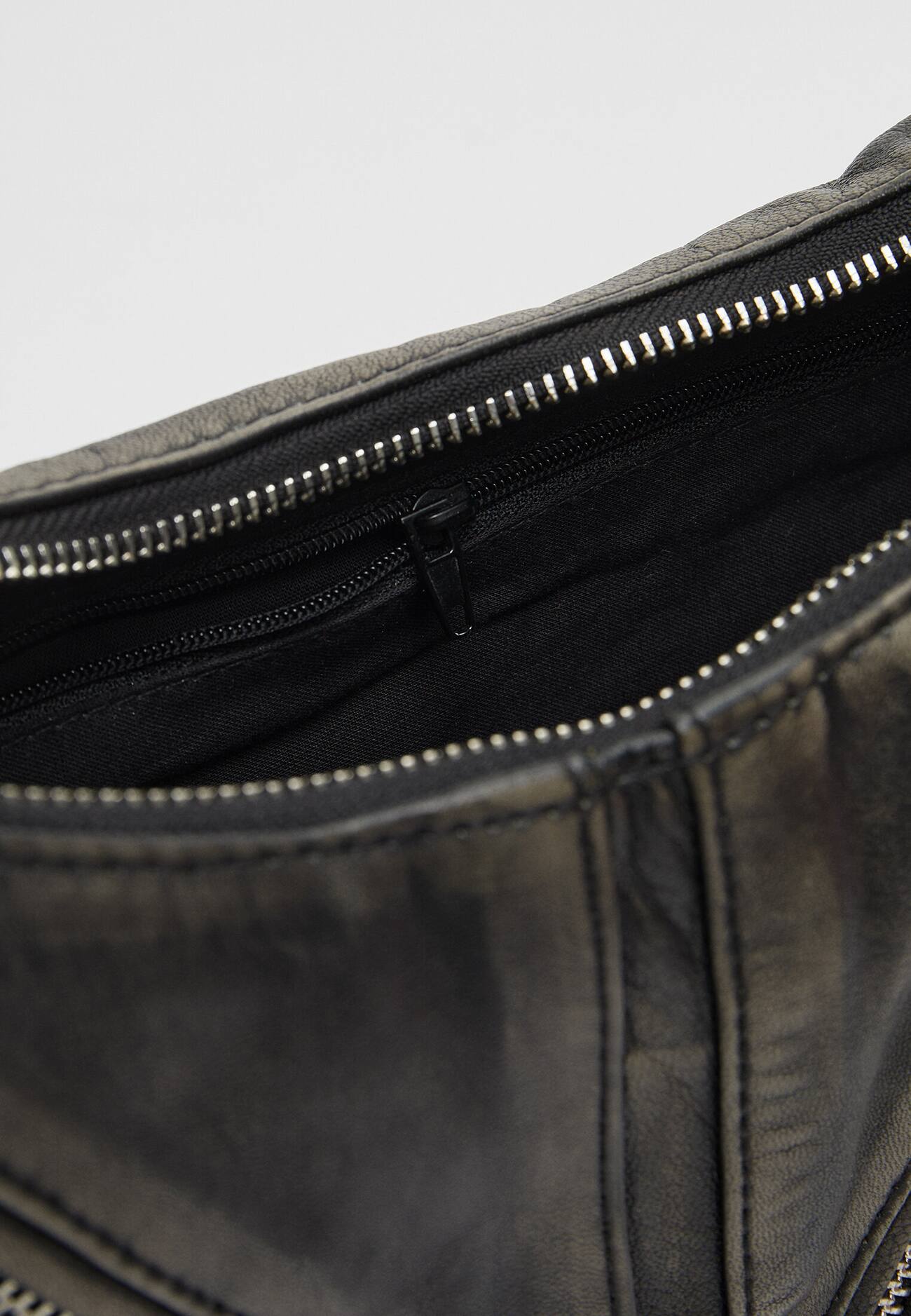 Bolsa de couro em formato de lua
