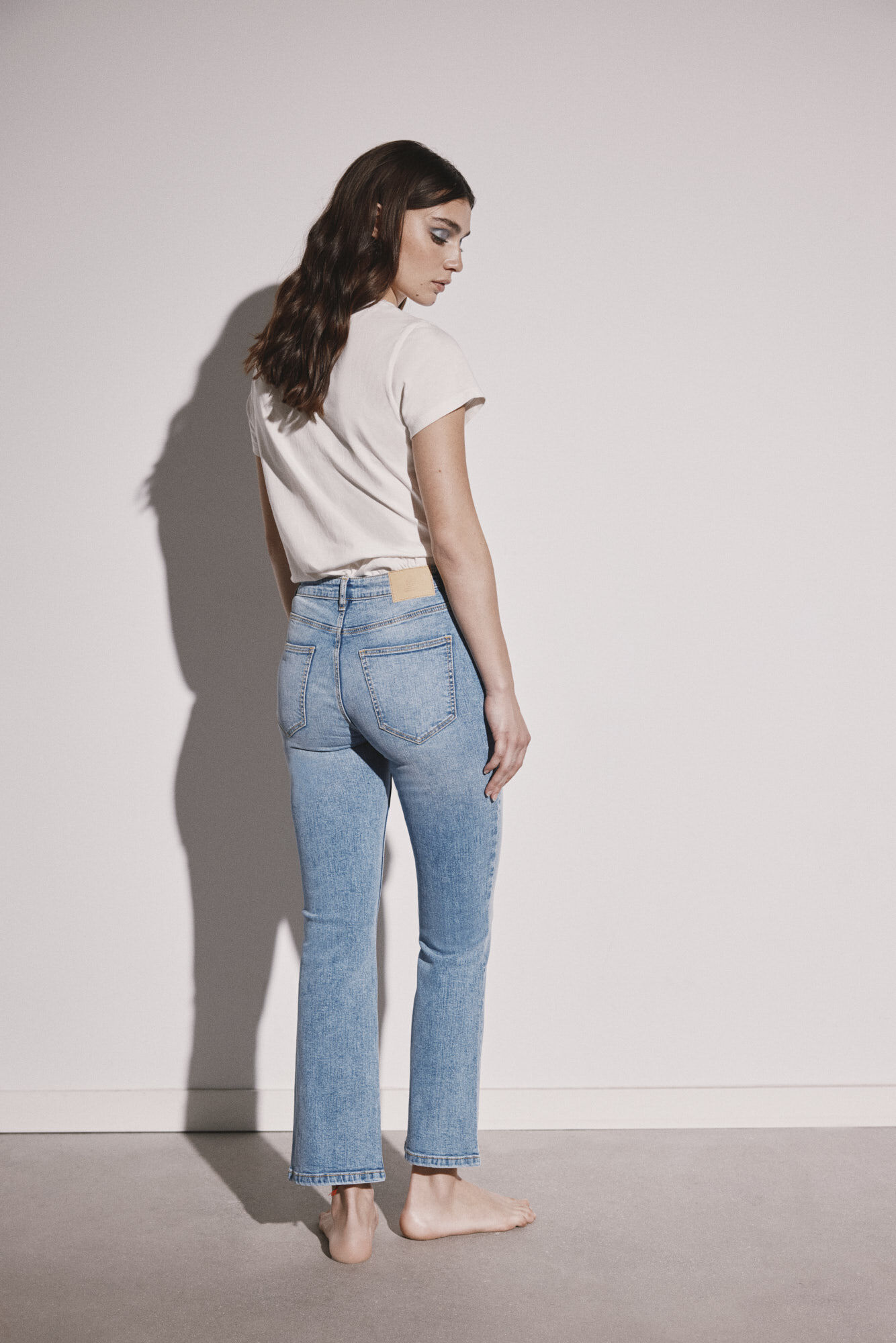 Calça jeans flare com lavagem sustentável