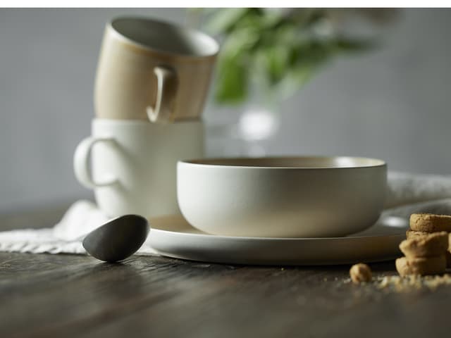 Studio Round North Krus 33 cl Matte sand/Matte white