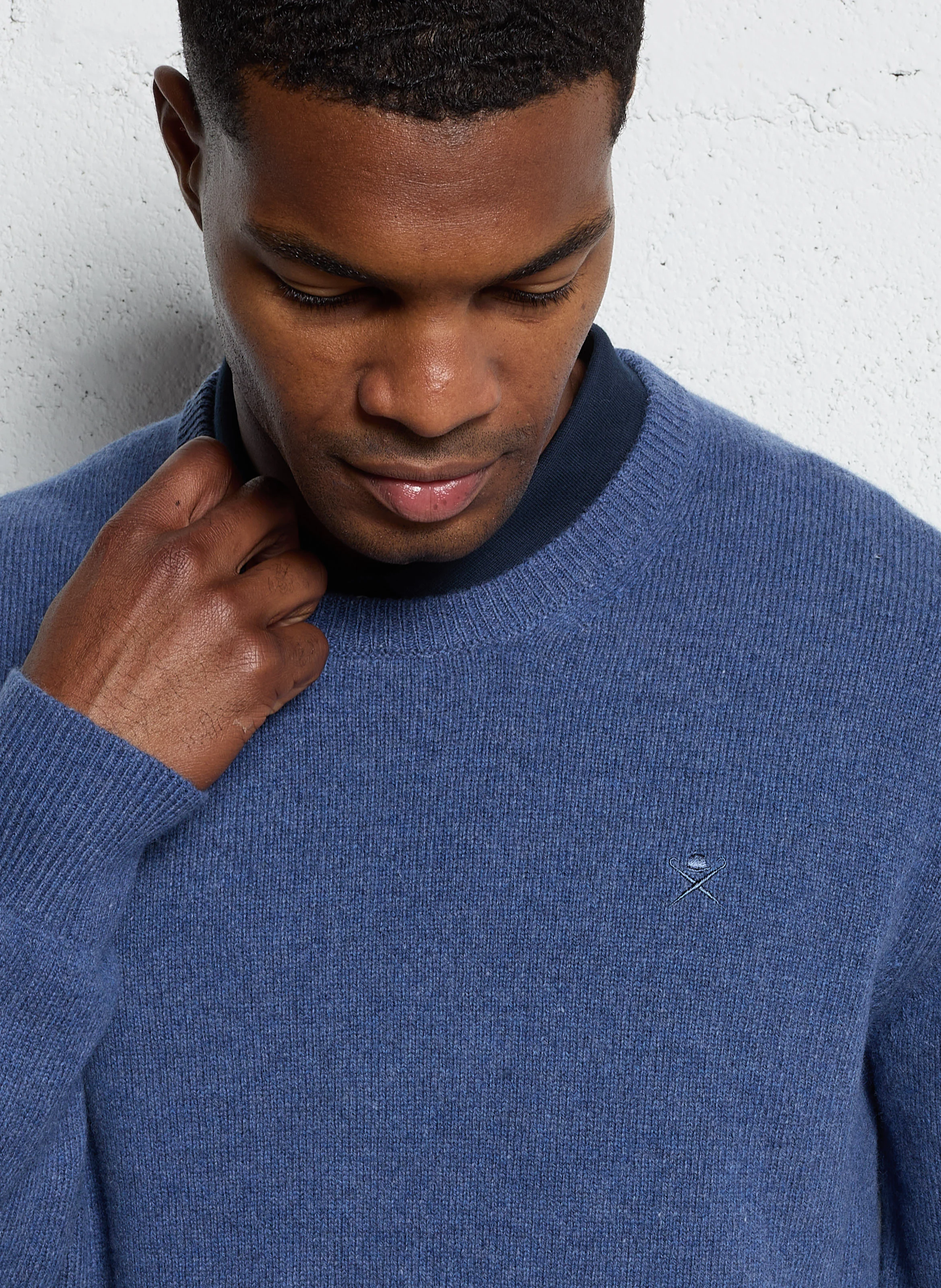 Pull regular-fit col rond brodé en laine | Bleu