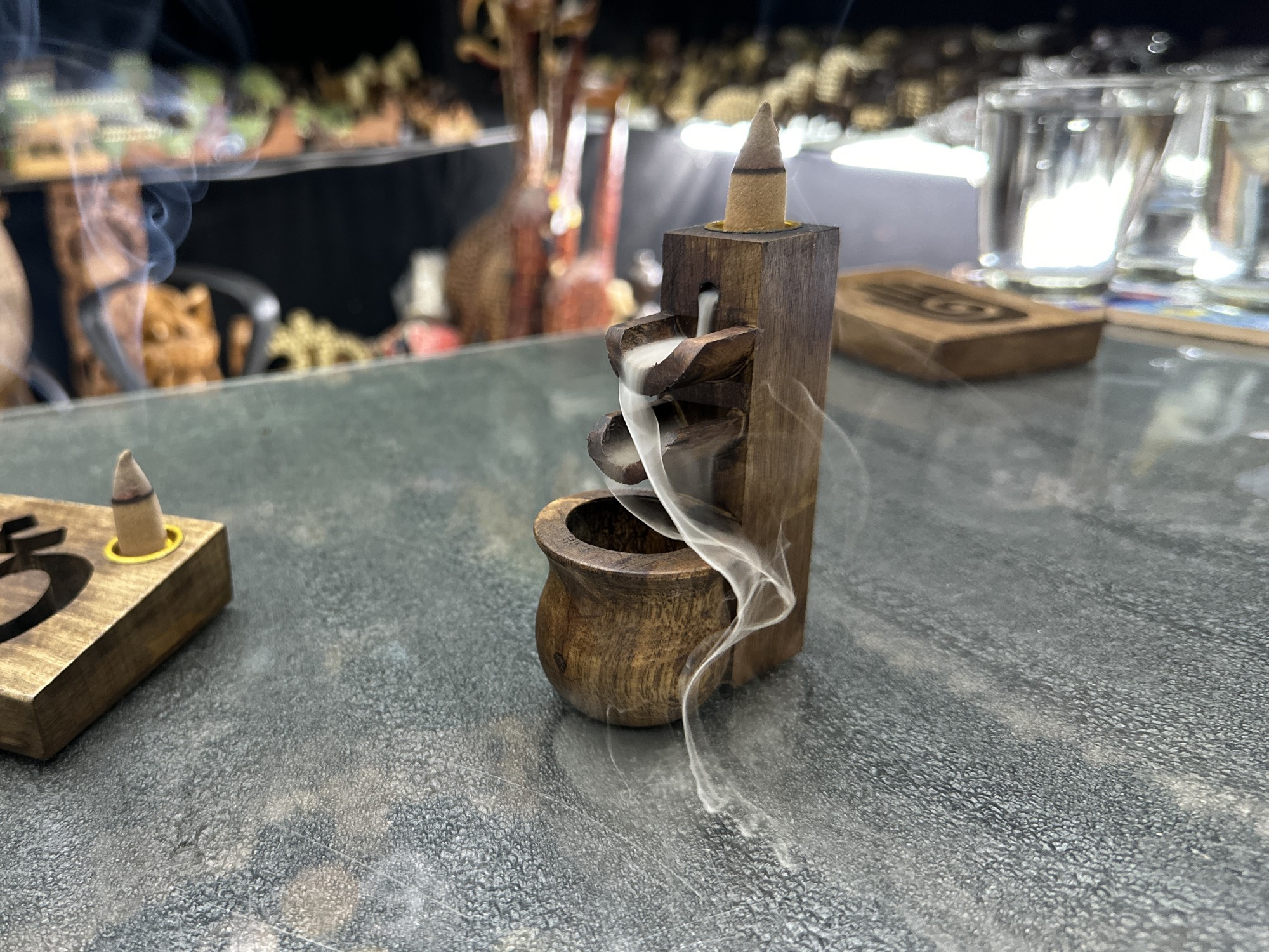 Räucherkegelhalter 'Waterfall' aus Mangoholz, braun, B 7 cm, T 5 cm, H 10 cm günstig bestellen