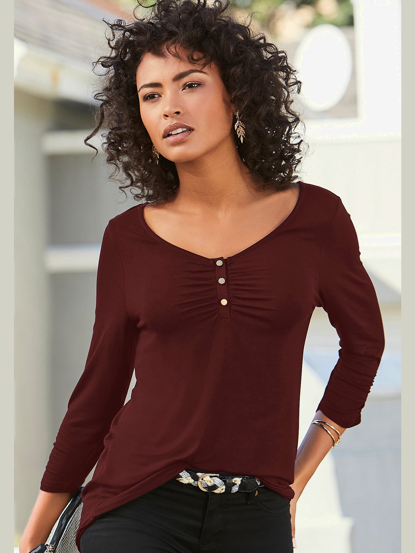 T-shirt à manches 3/4 encolure avec patte de boutonnage, légères fronces et boutons couleur or