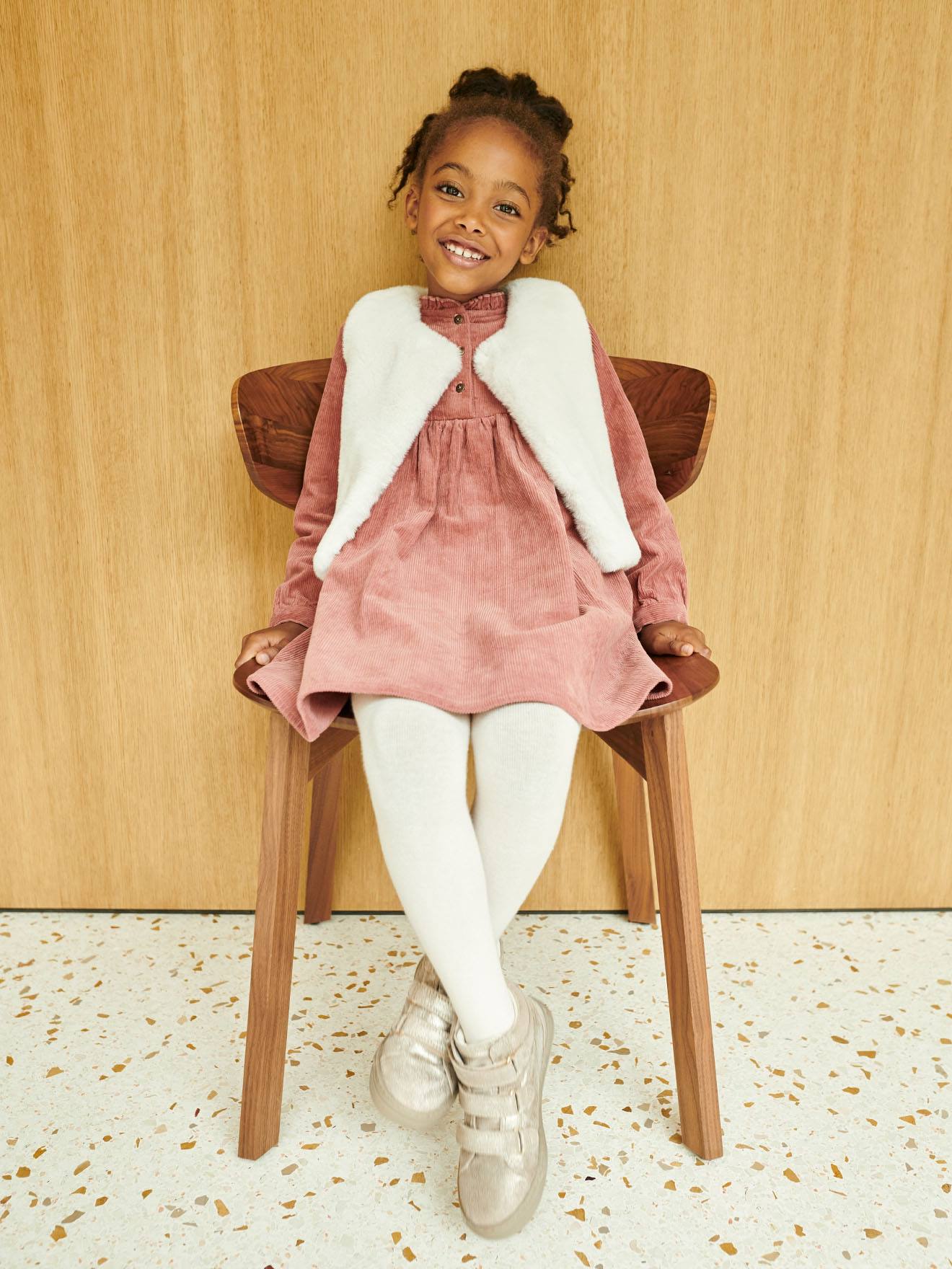 Vestido de veludo cotelê com babado, liso, marrom médio, para menina.