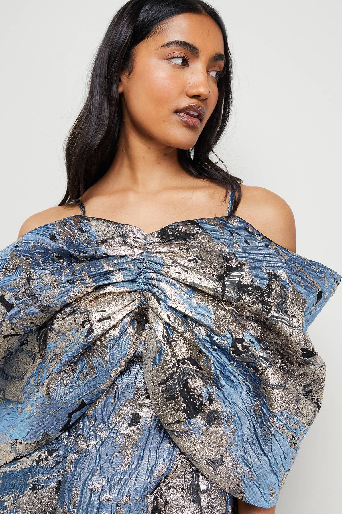 Warehouse Robe Mini à Manches Spectaculaires en Jacquard Métallisé