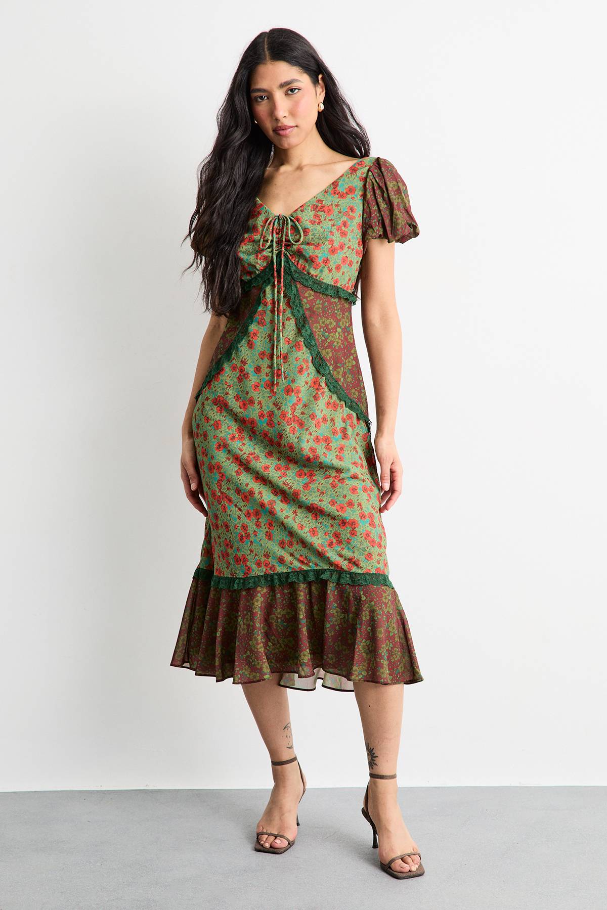 Warehouse Robe de Thé Mi-Longue à Motifs Floraux Variés en Georgette avec Insertions de Dentelle et Ourlet à Vrilles