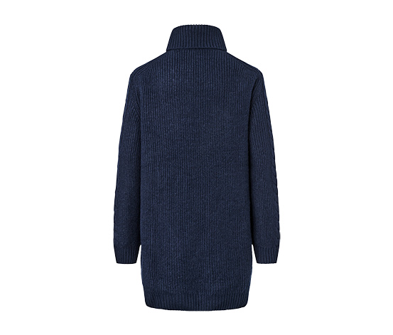 Langer Strickpullover mit Zopfmuster