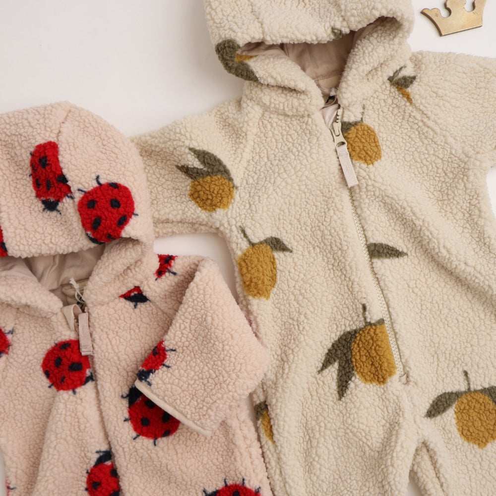 Køb Konges Sløjd Ladybug Sand Jody Bamse Onesie Grs