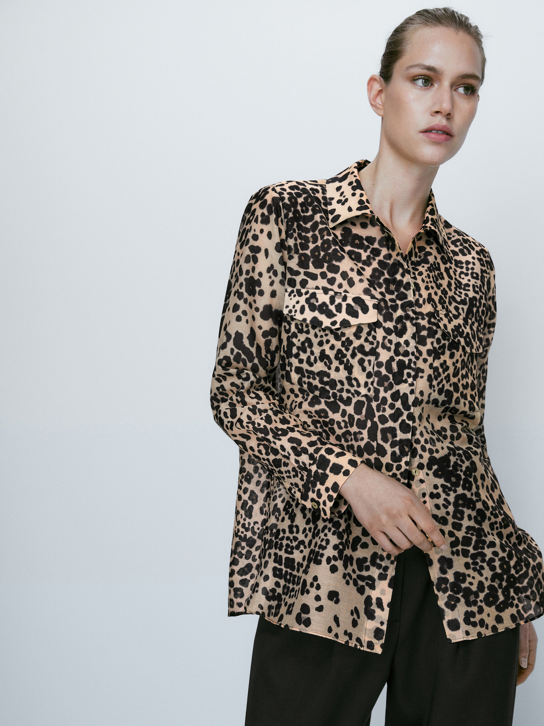 Camisa com bolsos estampados com animais - MARROM