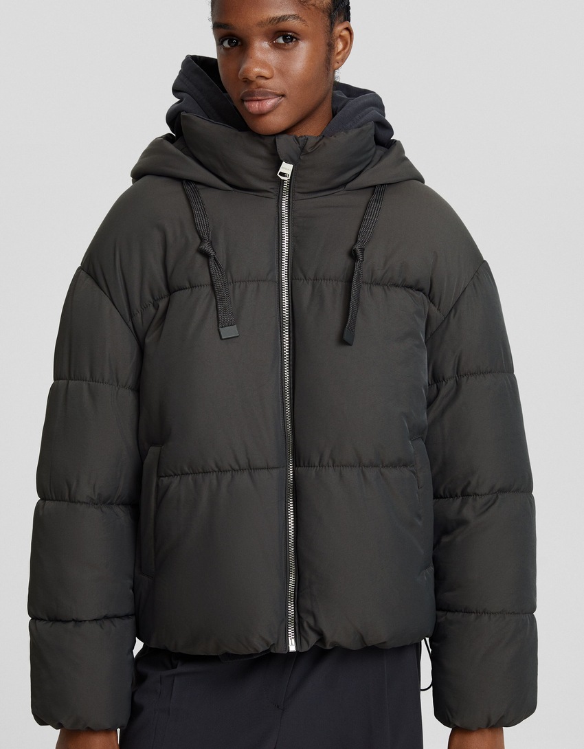 Jaqueta puffer oversized com capuz.