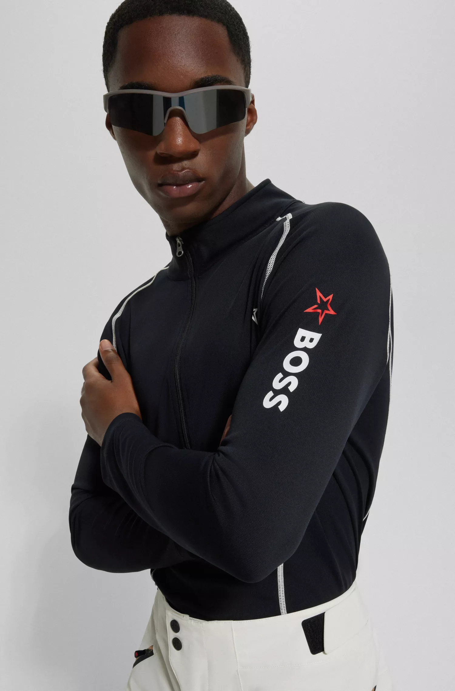 Moletom preto BOSS x Perfect Moment com detalhes da marca.