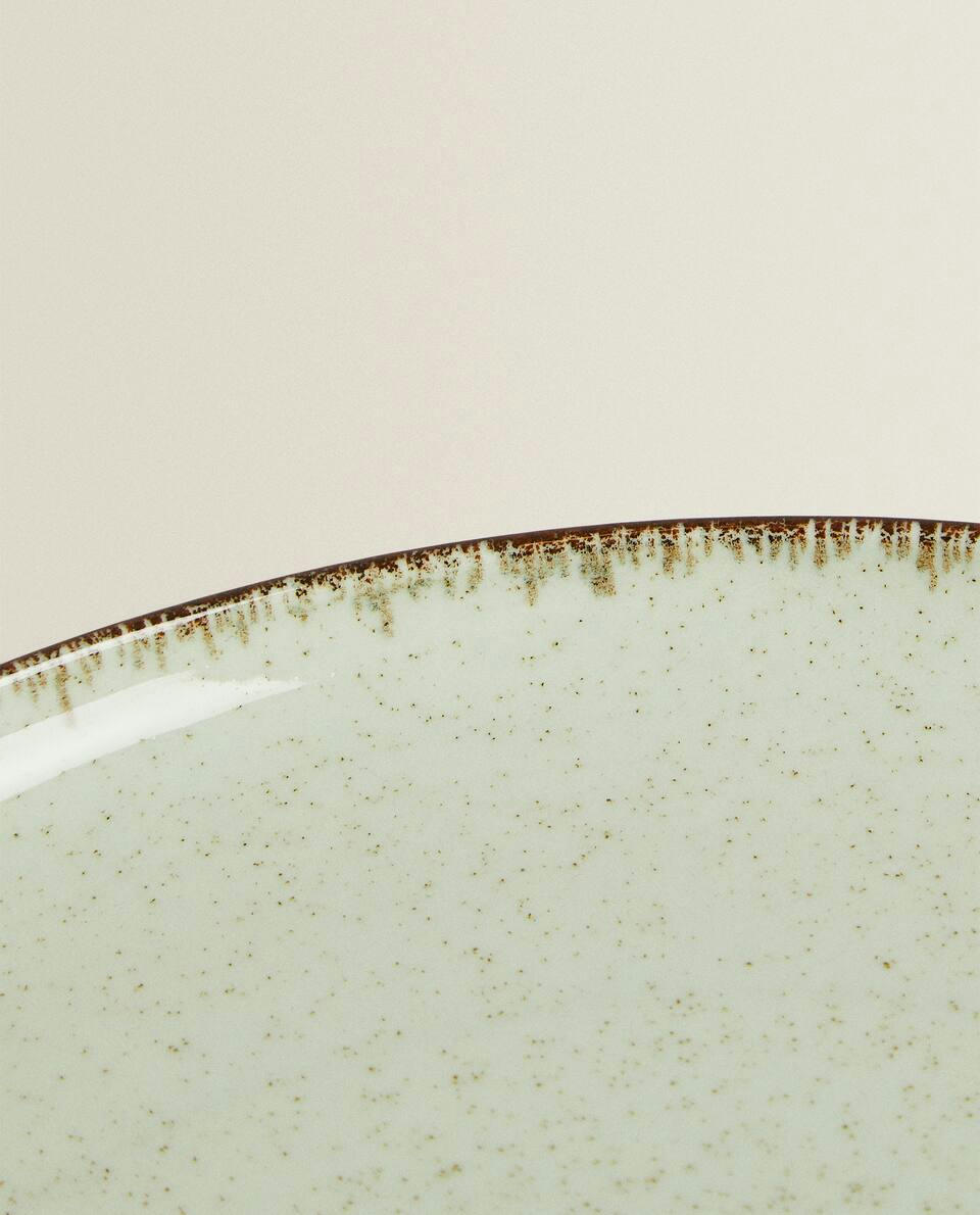 Louça de porcelana com borda de acabamento antigo