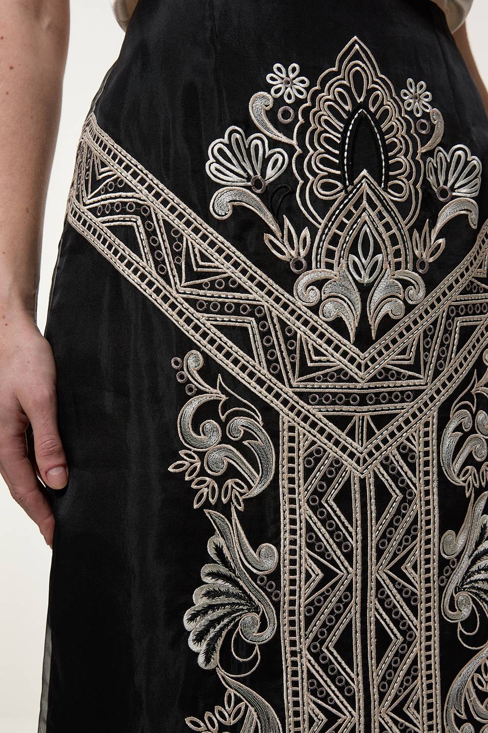 KarenMillen Jupe midi tissée en organdie brodée pour grande taille