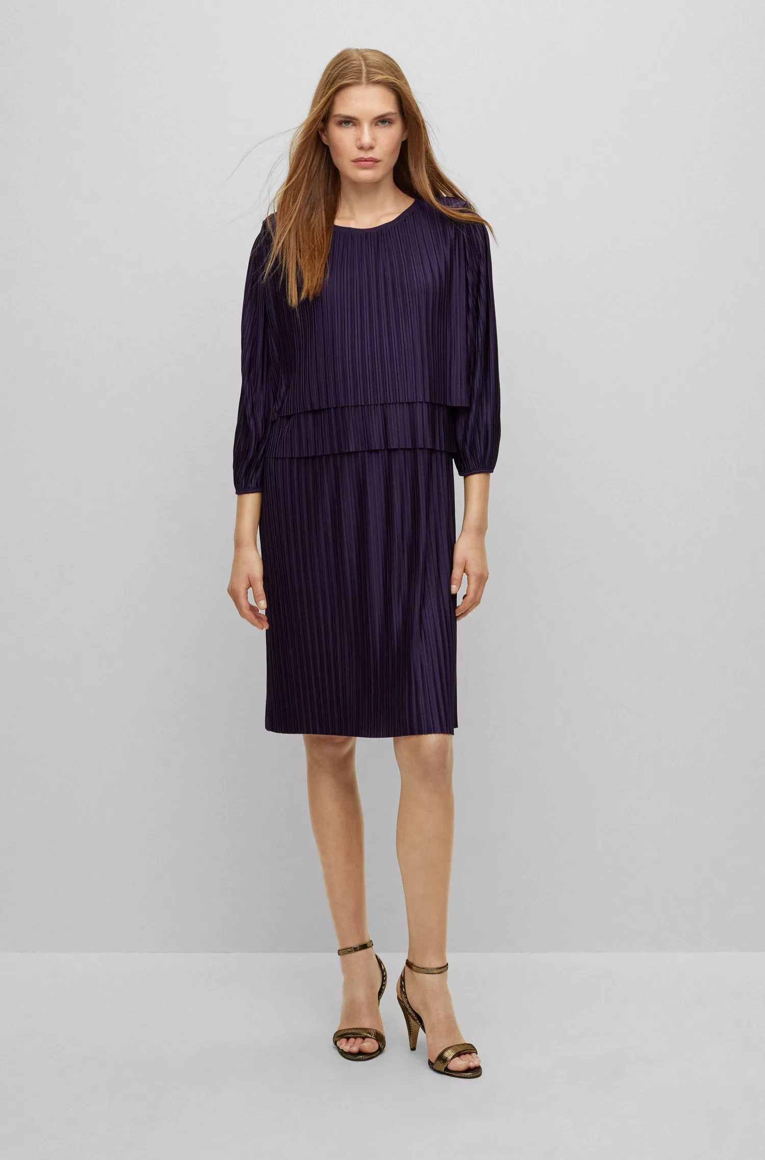 Vestido preto oversized da BOSS em jérsei plissado.