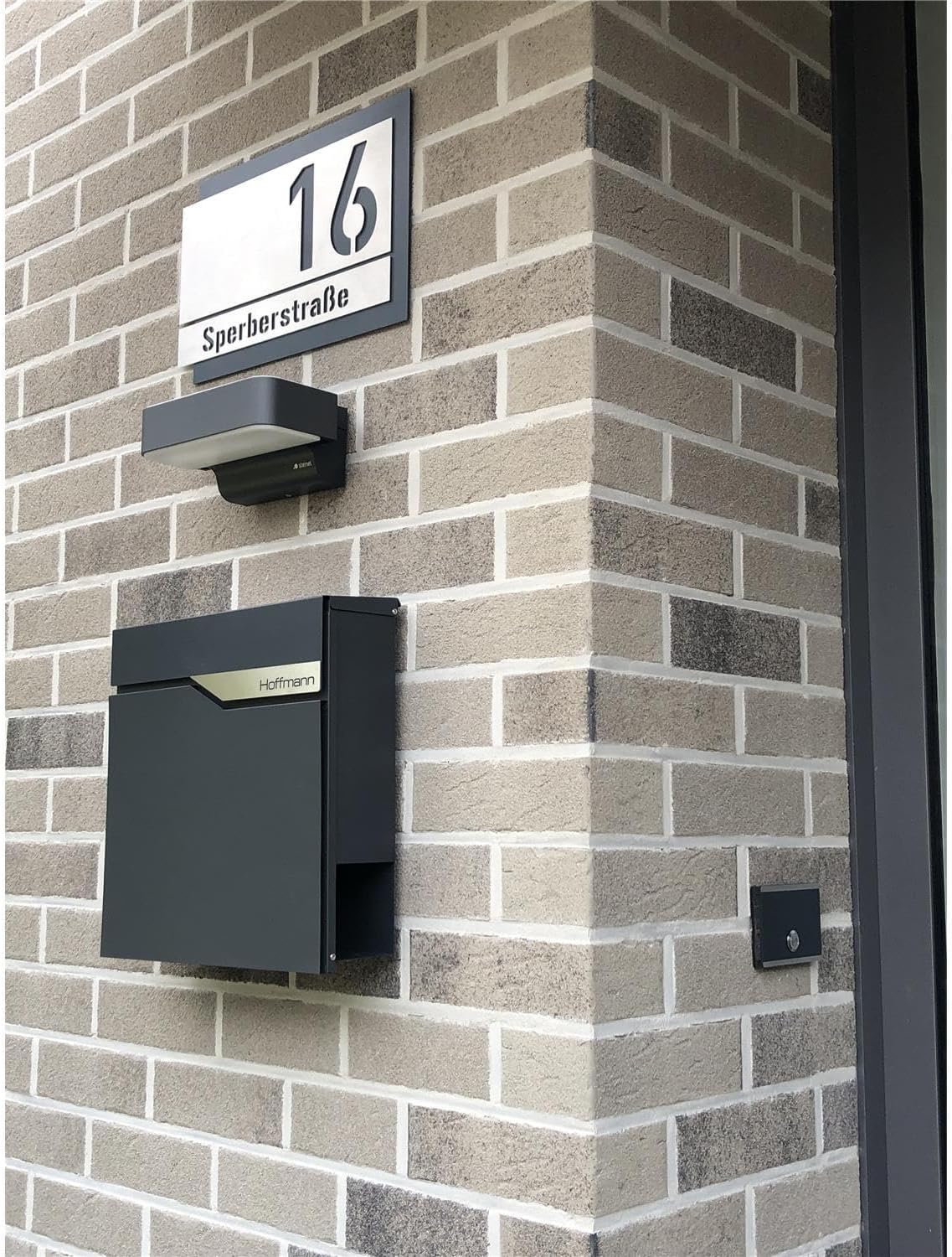 Metzler® Briefkasten anthrazit mit Zeitungsfach und personalisierbarem Namensschild RAL7016 wetterfest rostfrei für Wandmontage modernes Design 37×37×10,5cm langlebig pflegeleicht außenbereich