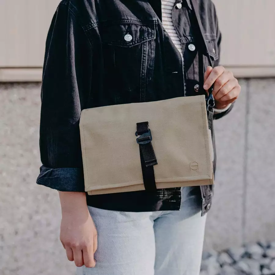 Anna und Oskar Faire Wickeltasche Friedchen aus recyceltem Material Sand