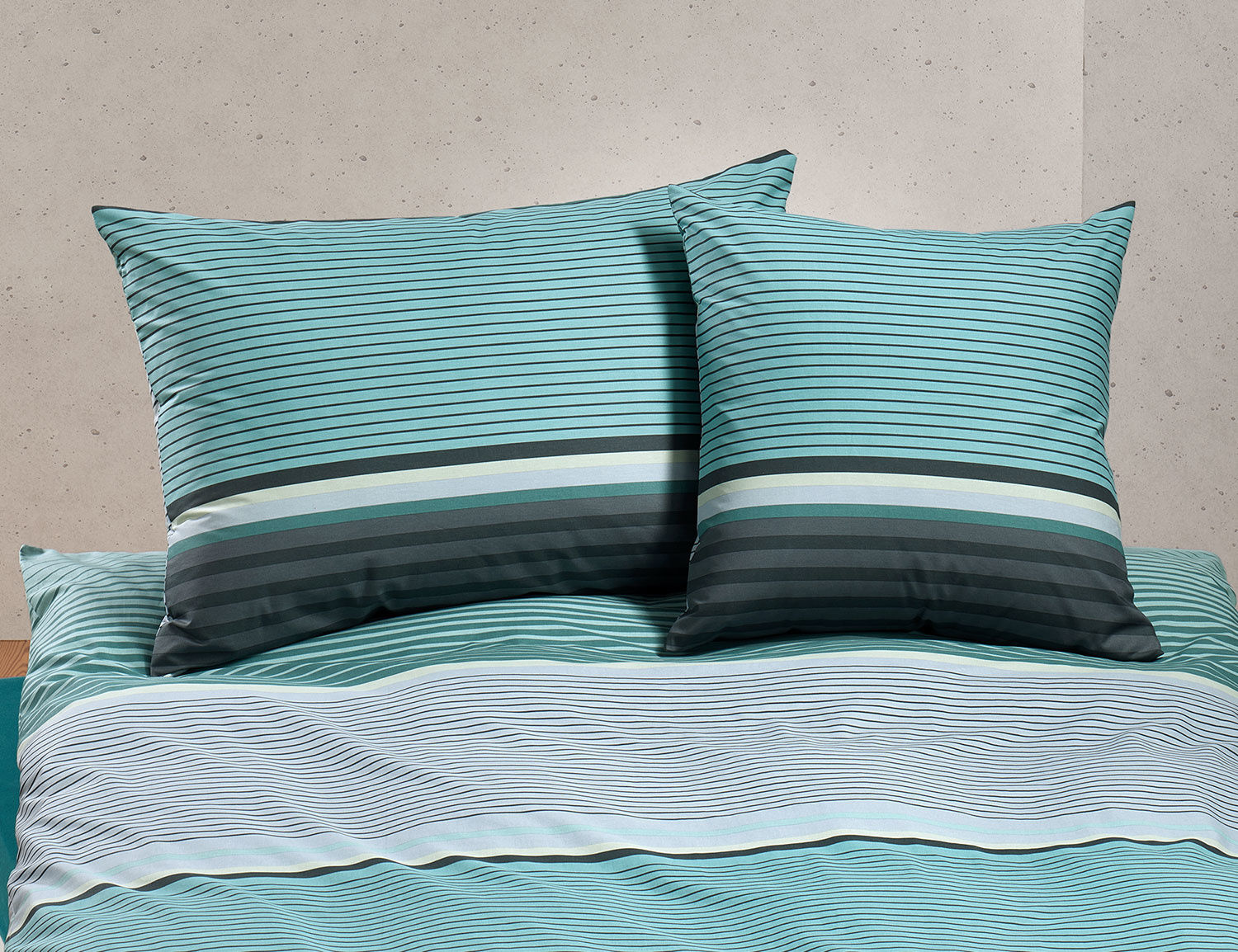 Bettwäsche mit blau-grauem Streifenmuster