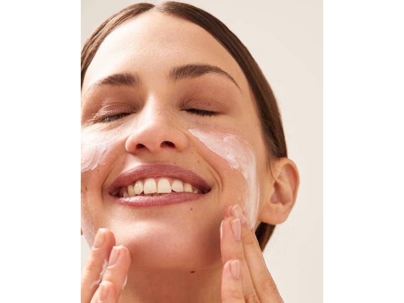 NIVEA Gesichtscrème Essentials 50 ml Feuchtigkeitsspendende und reichhaltige Tagescreme