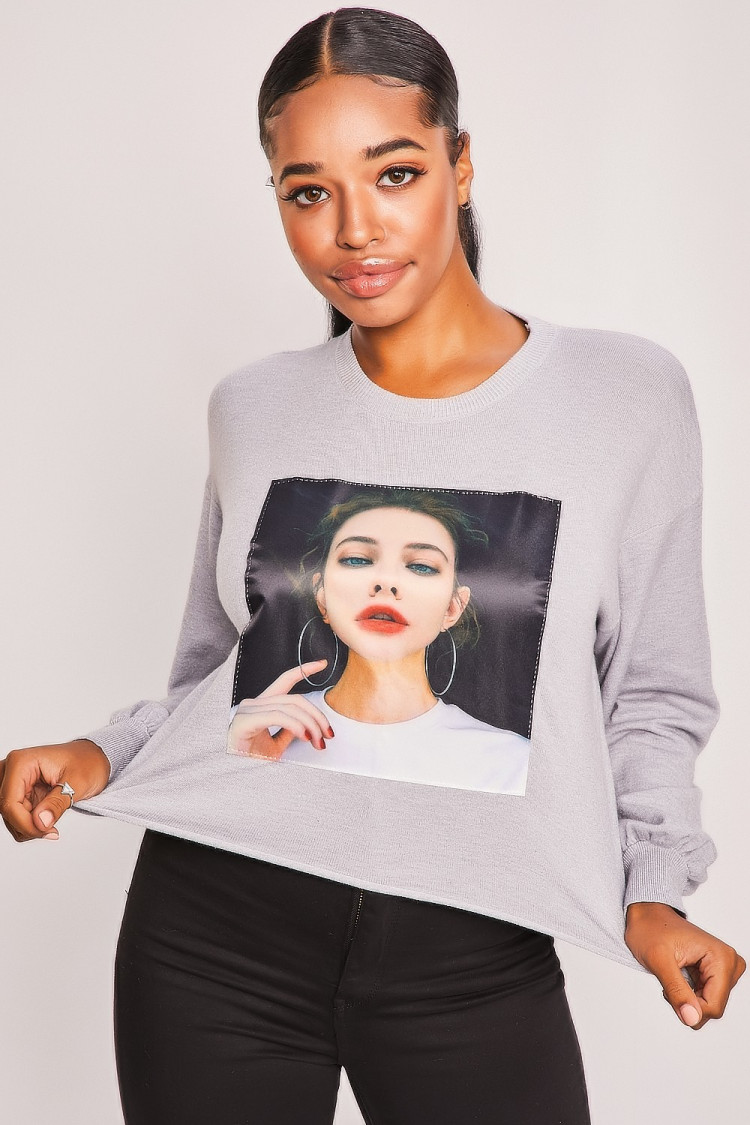 Pull gris tête de femme