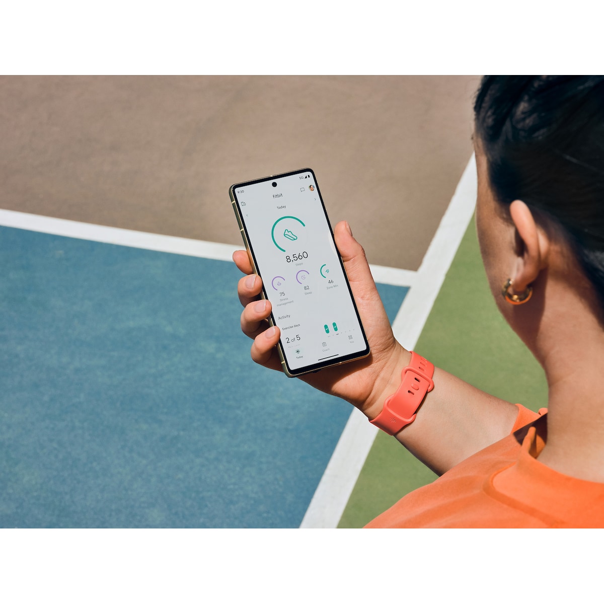 Fitbit Charge 6 aktivitetsarmbånd (gull/oransje)