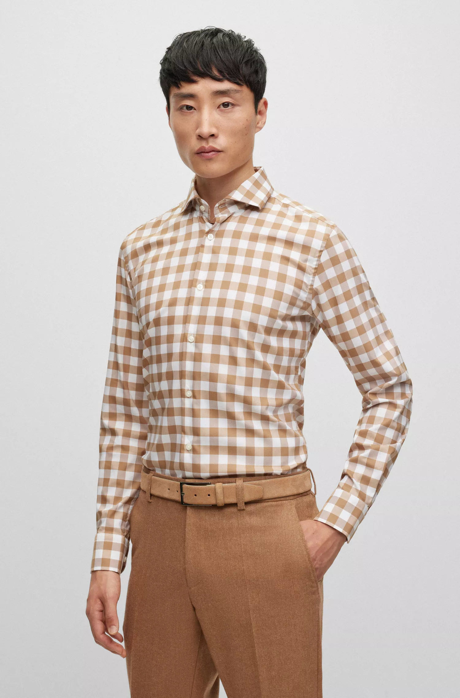 Camisa BOSS preta de corte slim em tecido xadrez de alta performance com elasticidade.