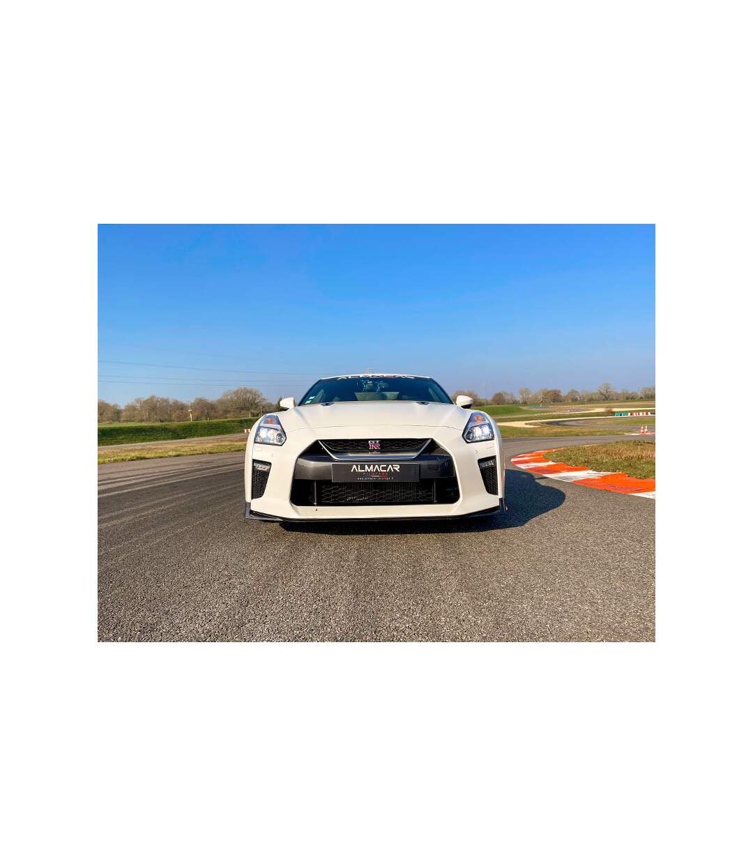 Stage de pilotage comprenant 2 tours en Nissan GTR sur le circuit Nogaro - SMARTBOX - Coffret Cadeau Sport & Aventure