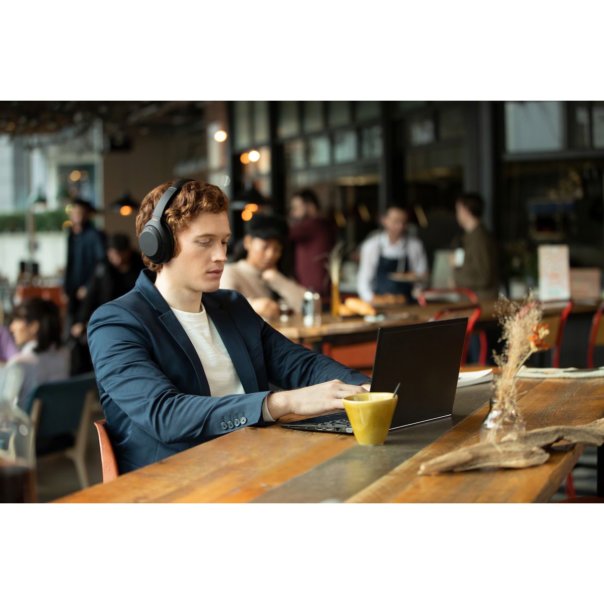 Sony trådløse around-ear hodetelefoner WH-1000XM4 (sort)