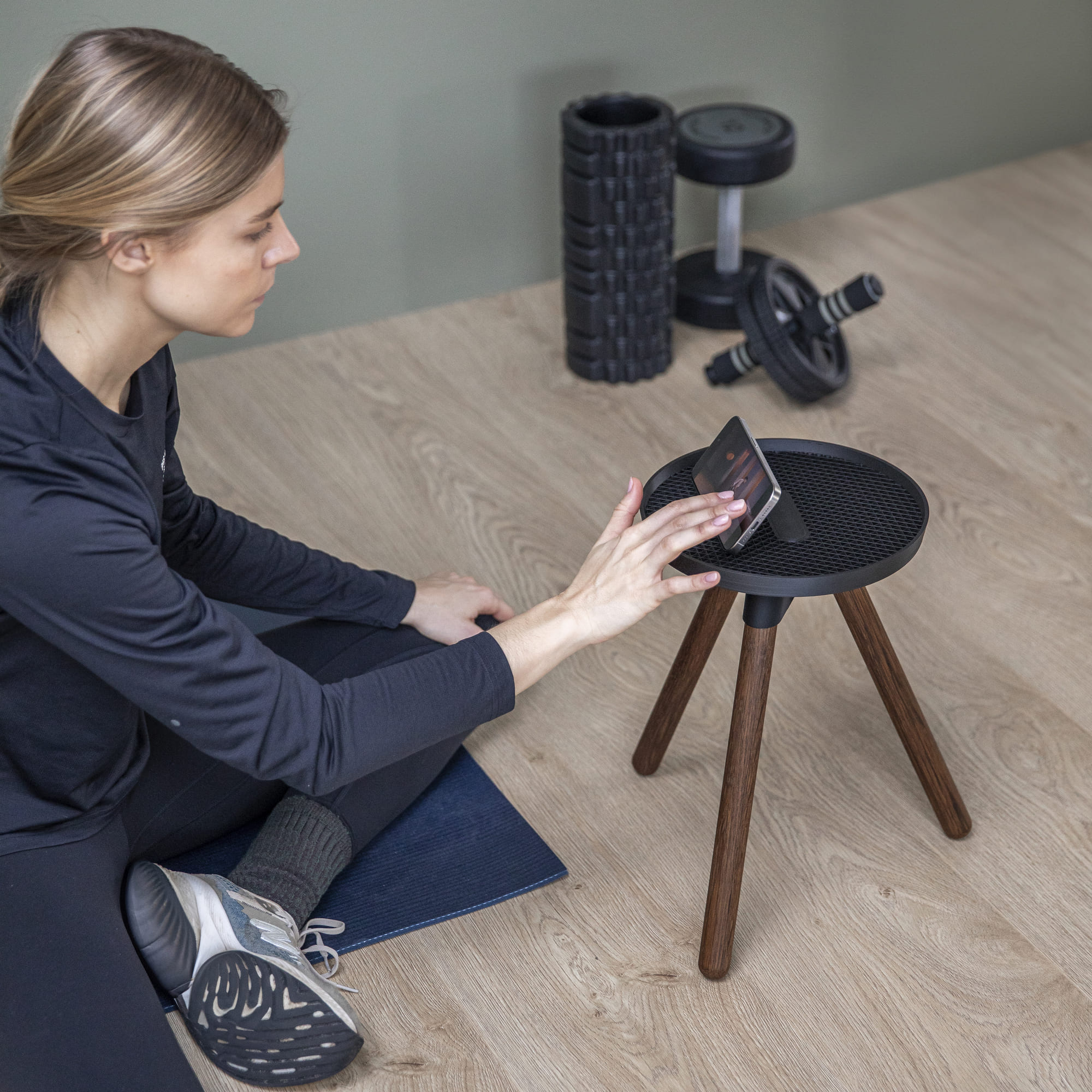 Tons Core Table til smartphone og vandflaske smoked oak
