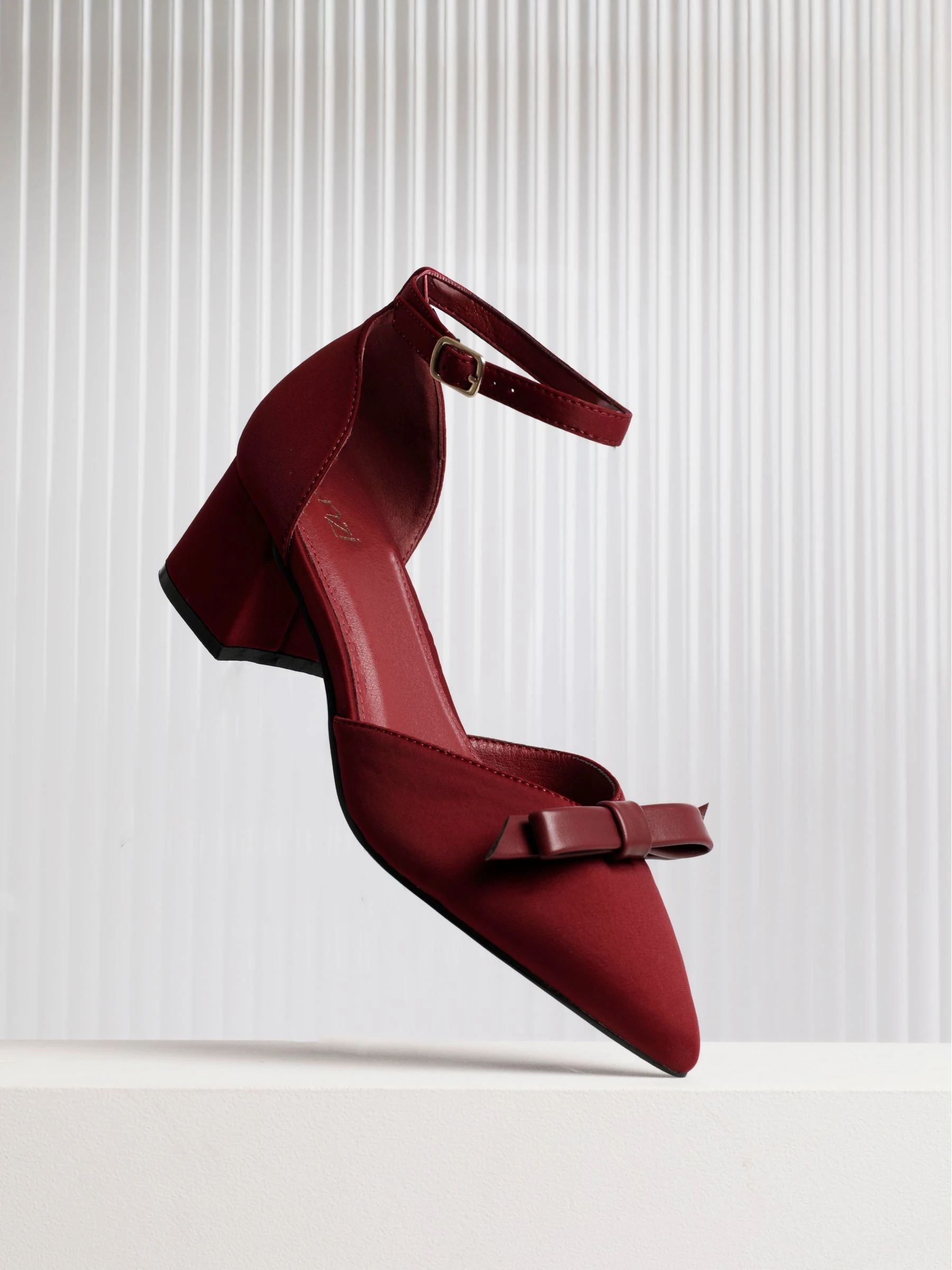 Rood - Linzi Orla lage blokhakpumps met strik