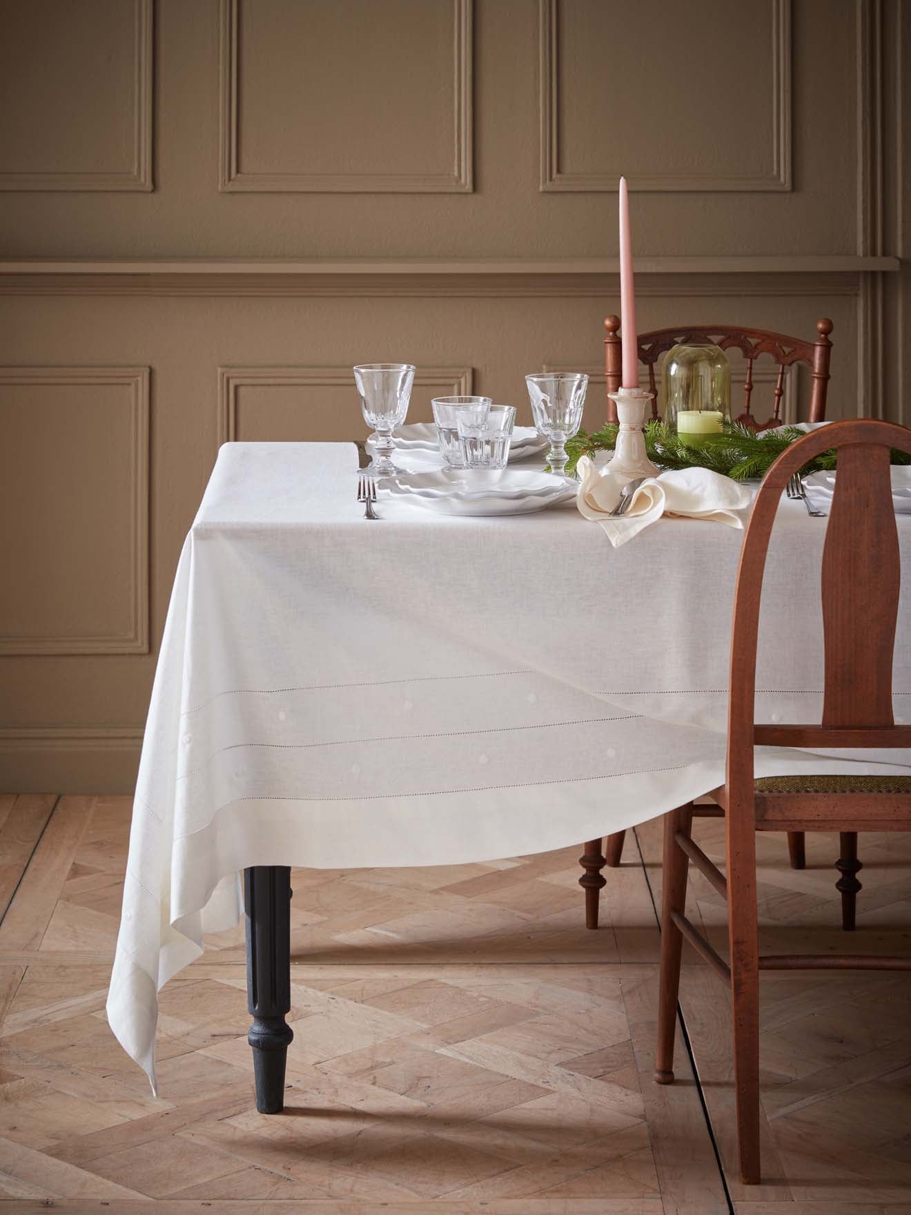 Nappe coton/lin à pois brodés