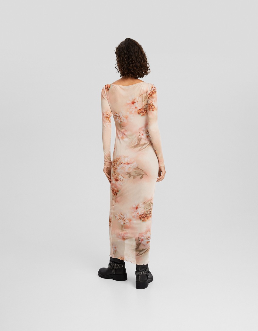 Vestido longo de tule com mangas compridas e estampa floral.