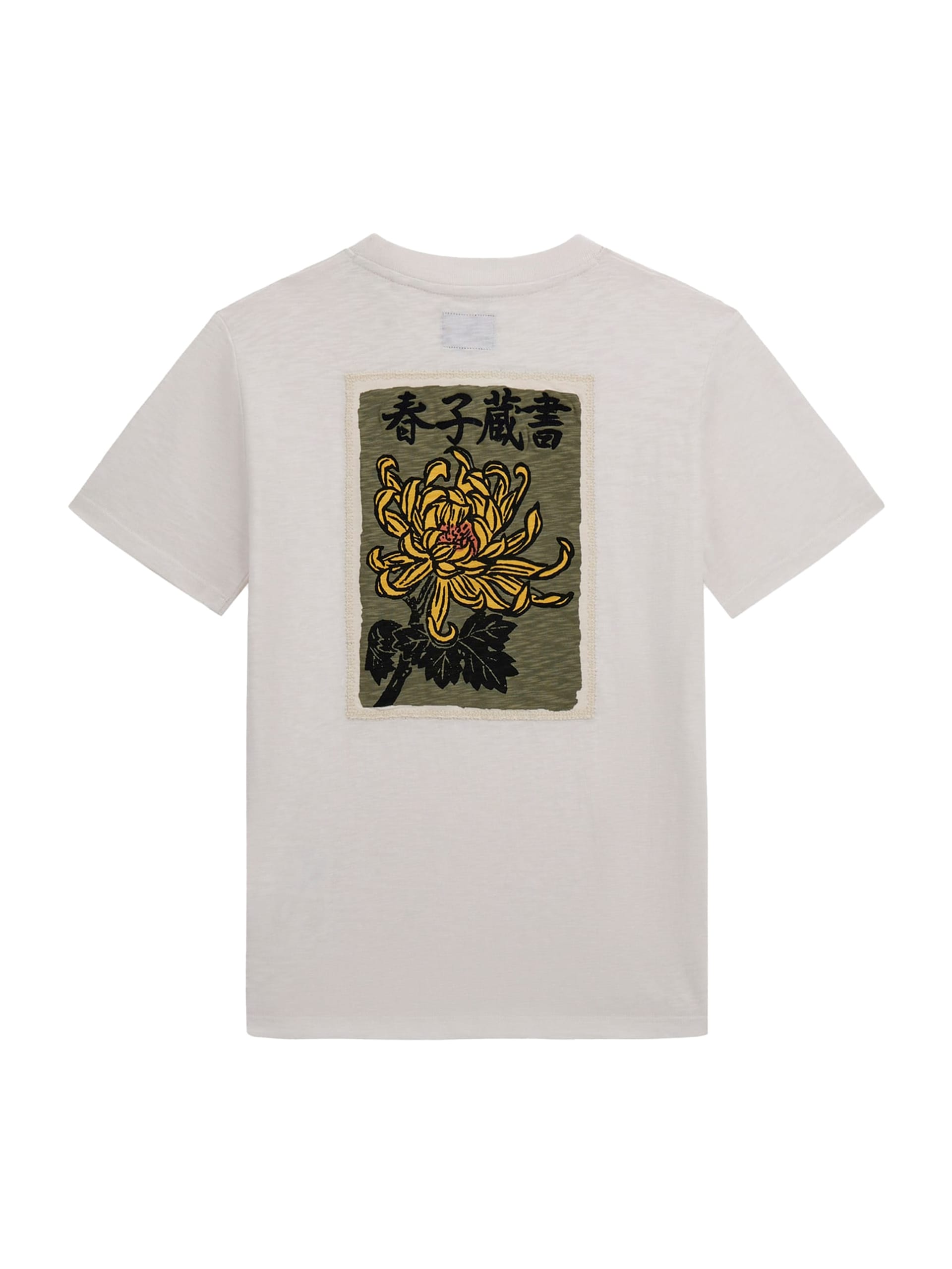 Camiseta com logotipo bordado