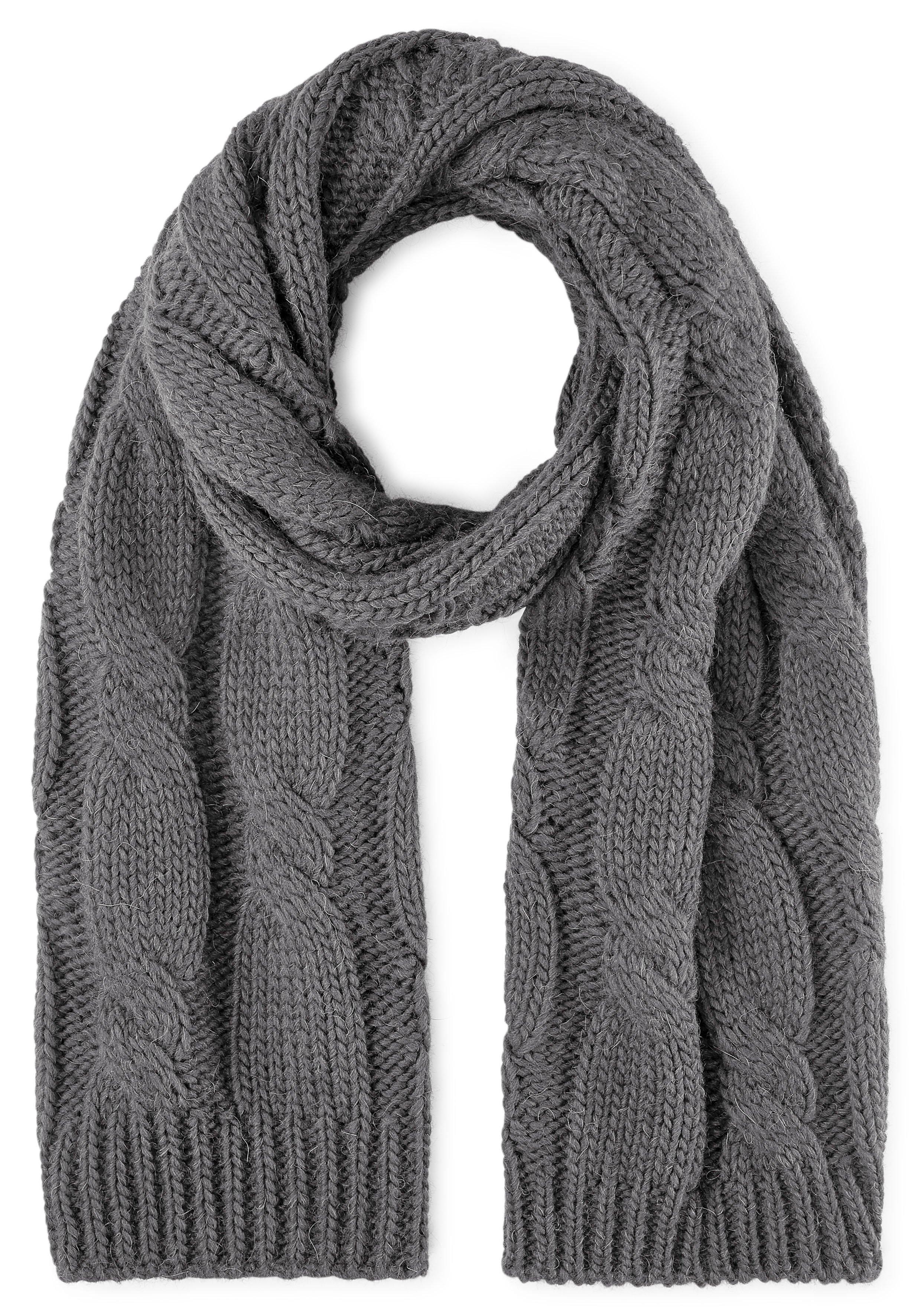 Strickschal mit Zopfmuster