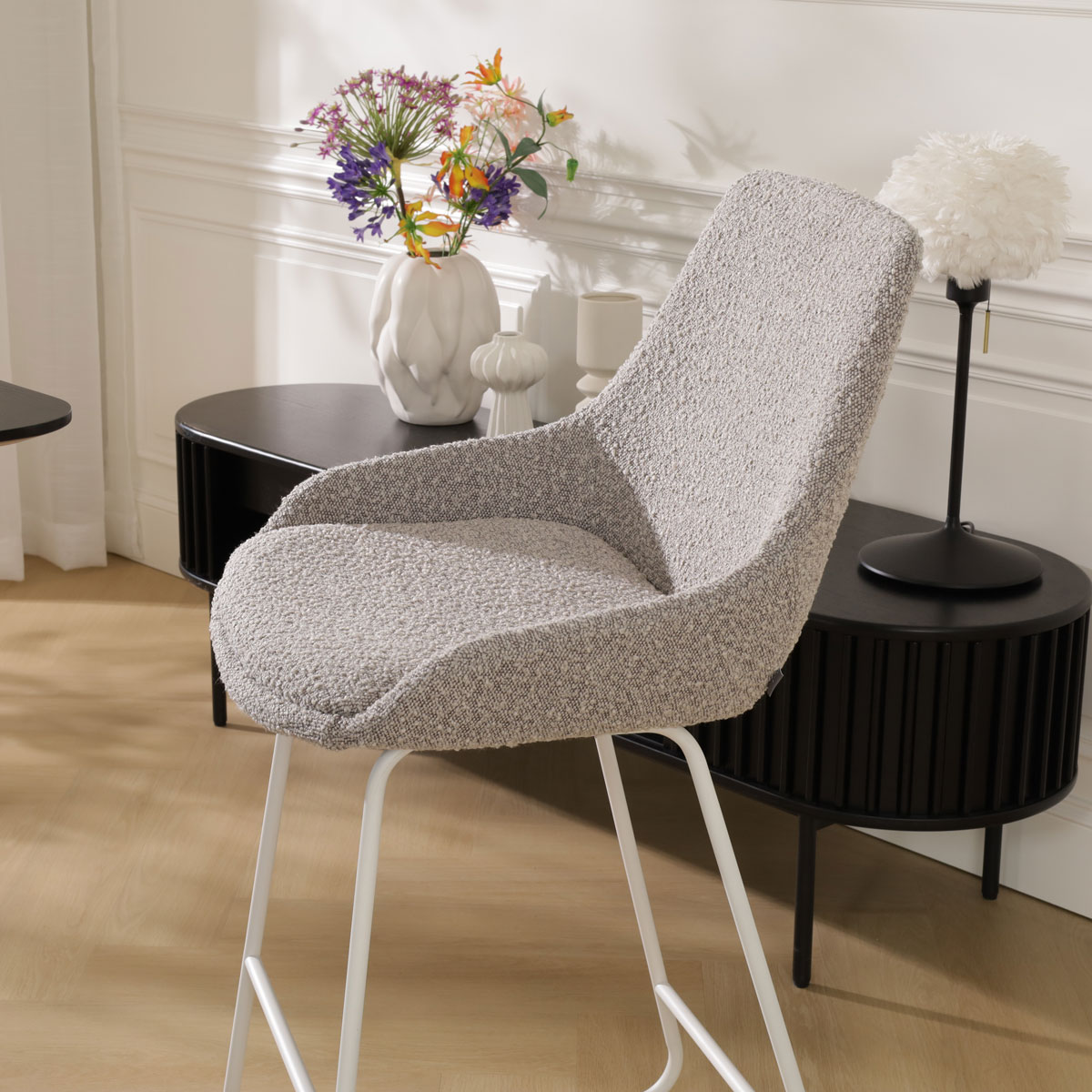 Barkruk Nino-Isa bouclé taupe - wit onderstel - 65 cm