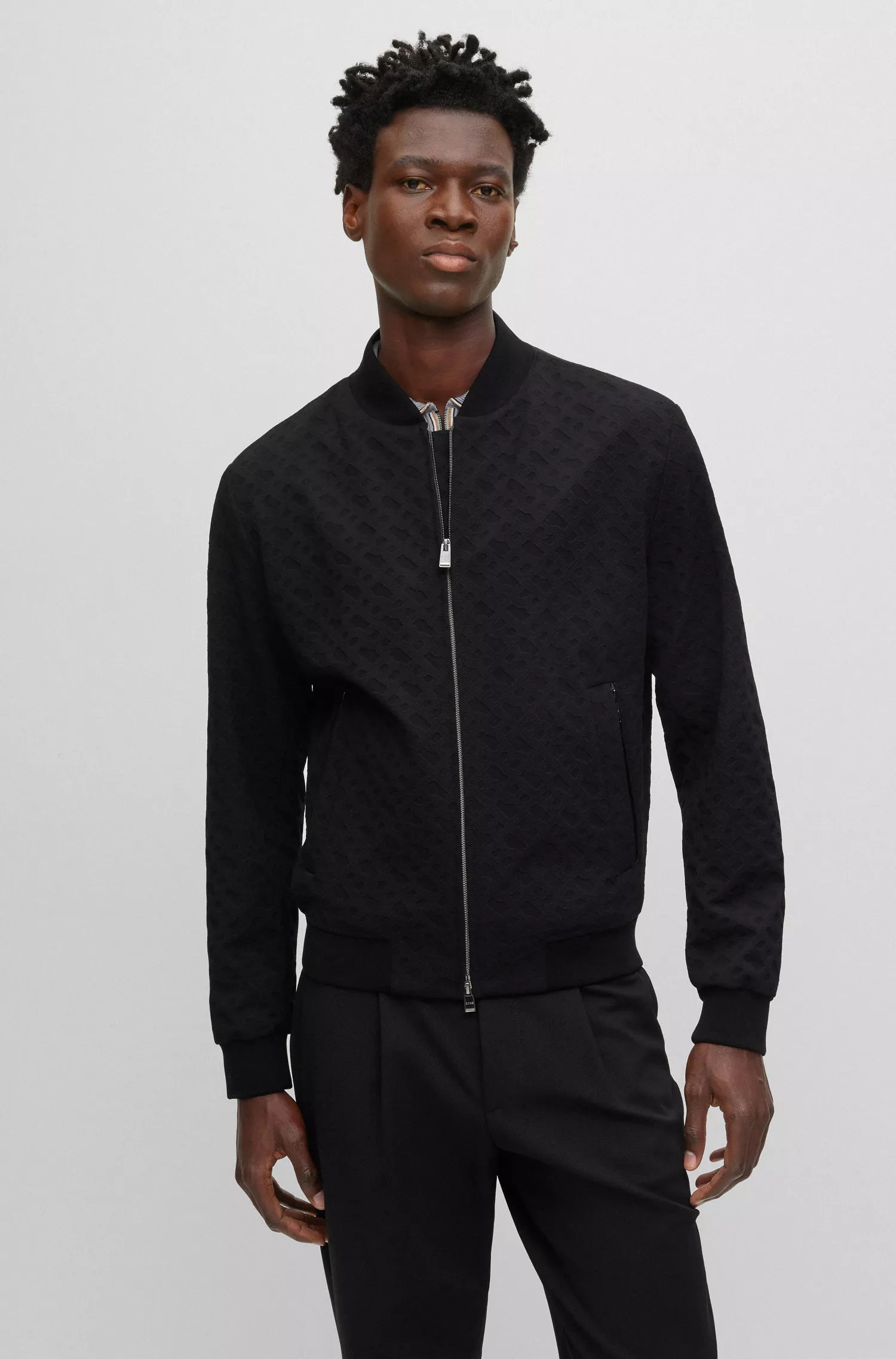 Jaqueta BOSS preta de corte slim em tecido elástico com jacquard de monograma.