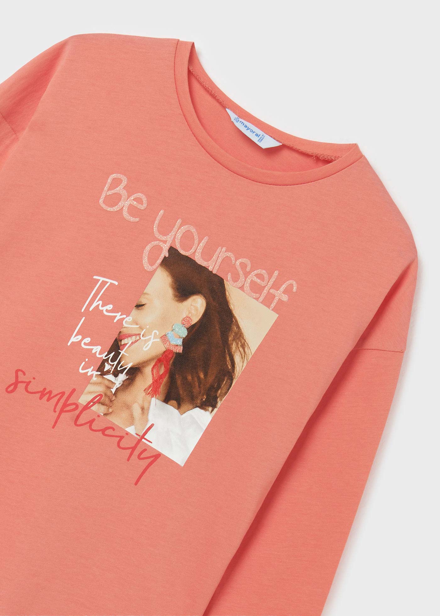 Camiseta de manga comprida para meninas, feita de algodão sustentável.
