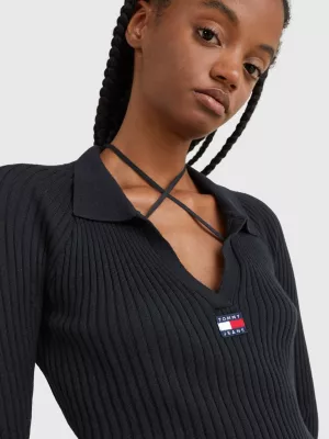 Vestido de malha canelada com decote em V e emblema