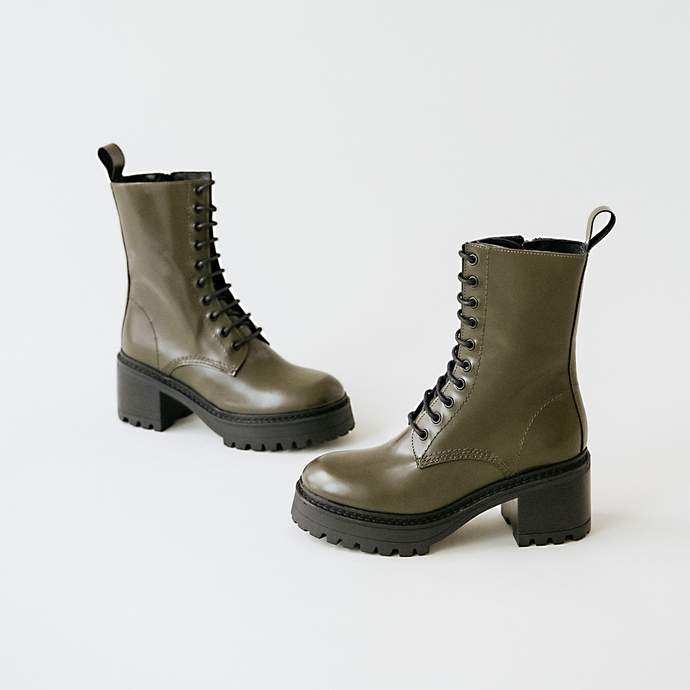 Boots à plateformes et lacets  en cuir glacé kaki