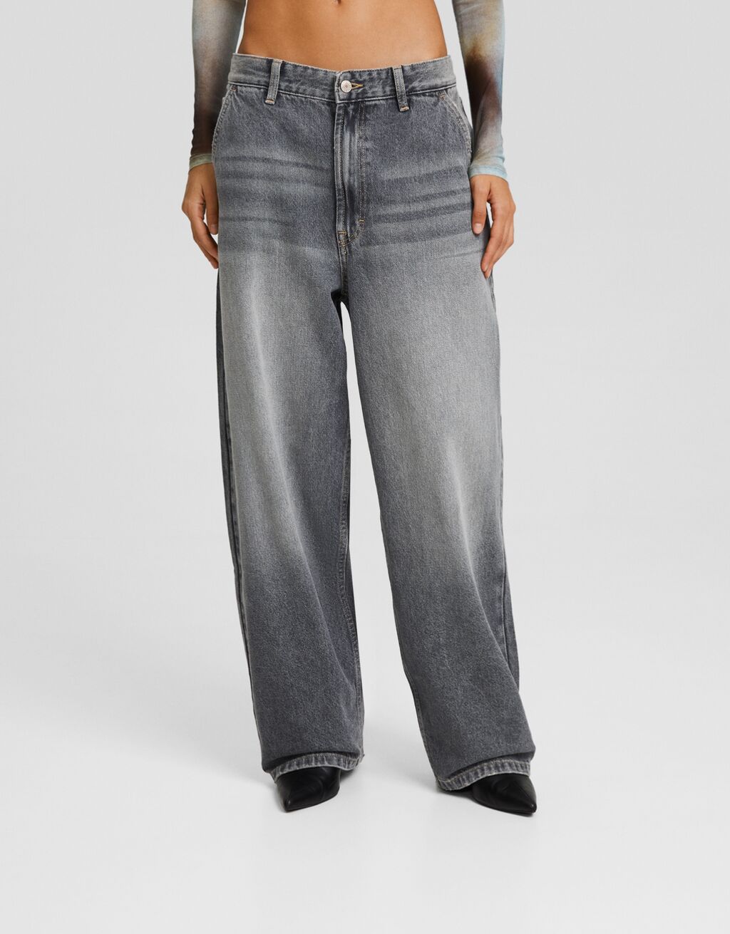 calça jeans estilo skater com efeito desbotado