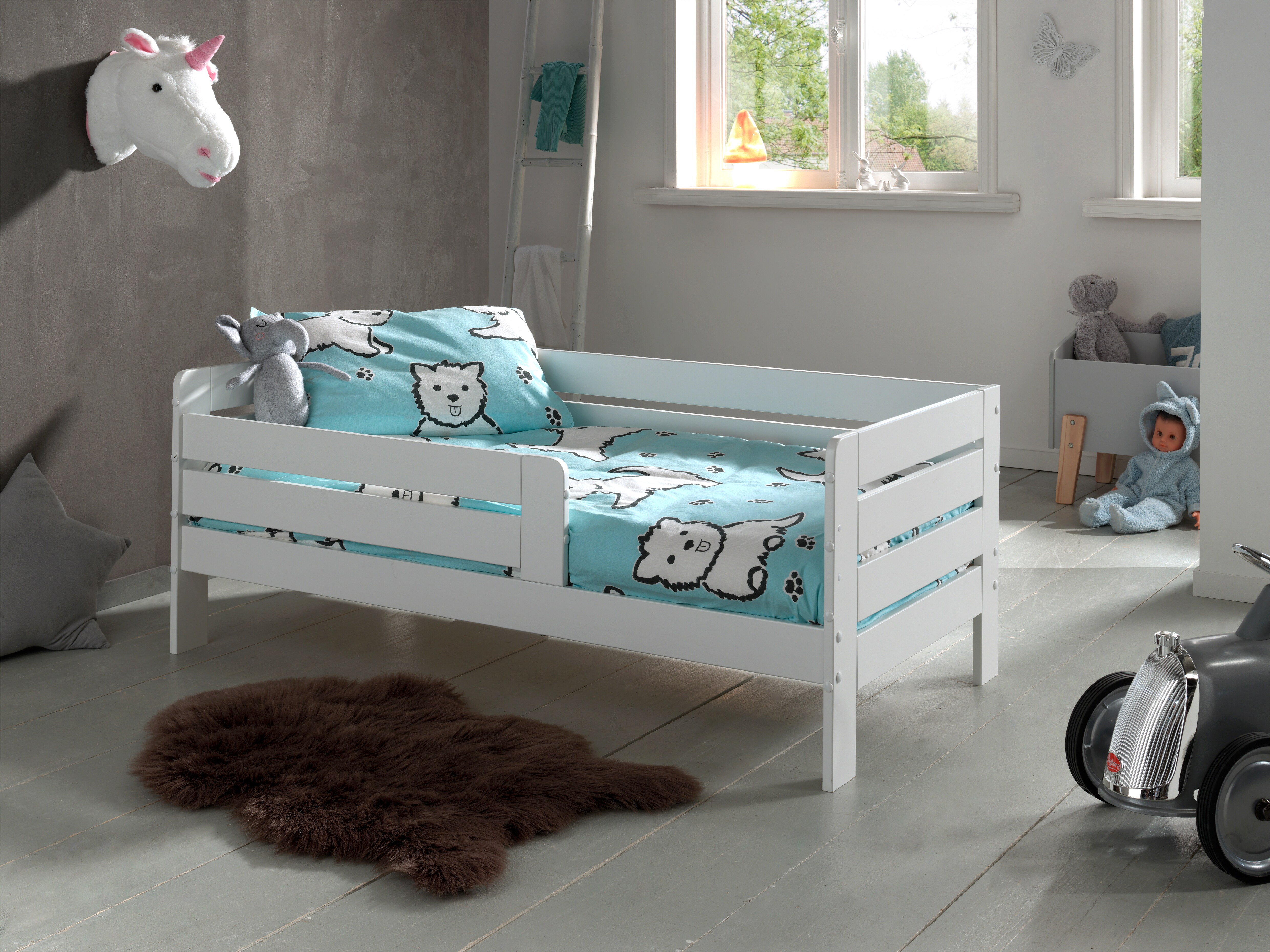 Juniorbett mit Liegefläche 70 x 140 cm, Umrandung mit waagerechten Paneelen, Ausf. MDF weiß lackiert