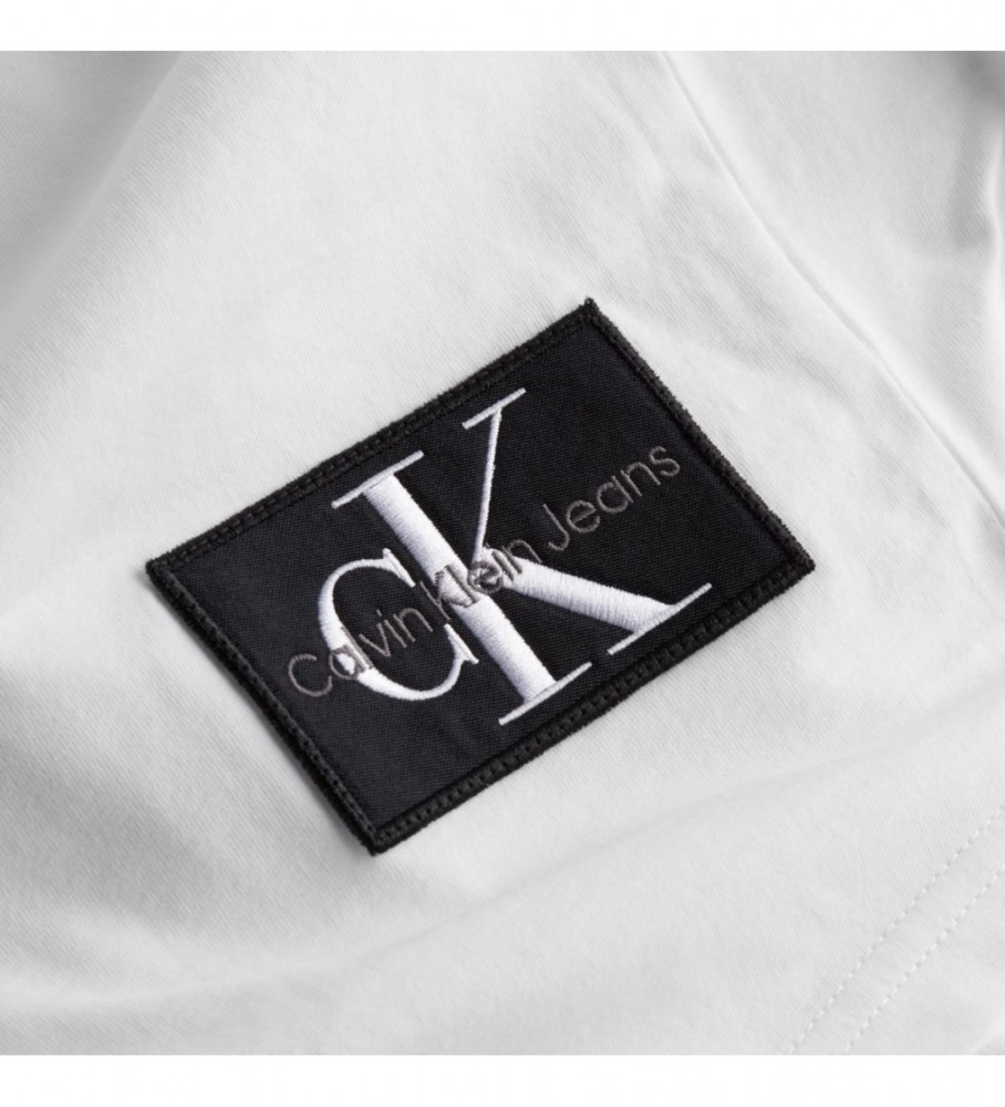 Camiseta branca de algodão Calvin Klein Jeans com emblema.