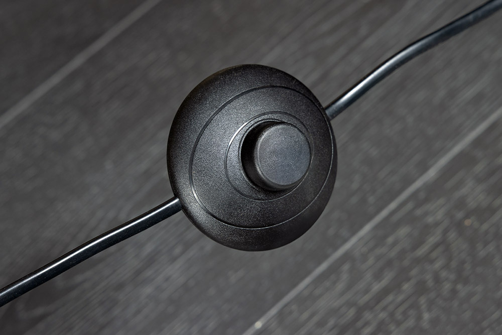 Handgefertigte Stehlampe DESIGNED BY NATURE 165cm natur schwarz Regenbaumholz